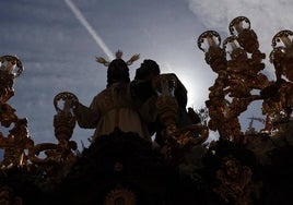 En vídeo, la entrada en la Campana del misterio de la Redención el Lunes Santo de la Semana Santa de Sevilla 2023