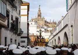 Las Aguas derraman fe y devoción por las calles de Sevilla