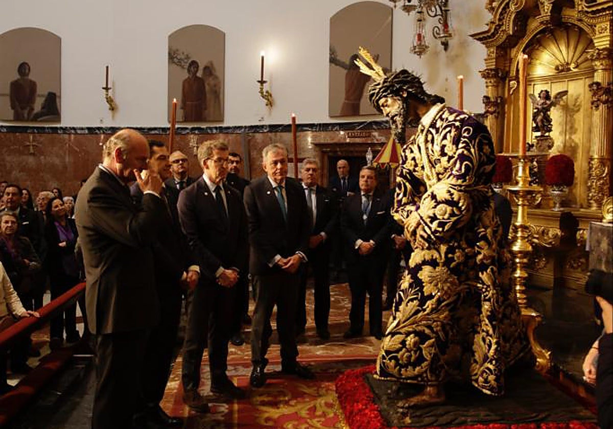 Alberto Núñez Feijóo ante el Señor del Gran Poder