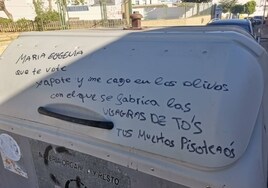 Aparecen pintadas con insultos y amenazas contra la alcaldesa del PP en Huévar: «Corrupta, genocida, dimite ya»
