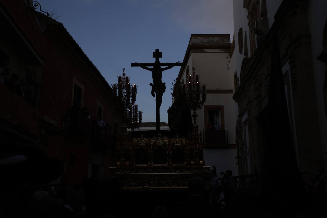 Imágenes de la Hermandad de Santa Cruz durante su estación de penitencia del Martes Santo
