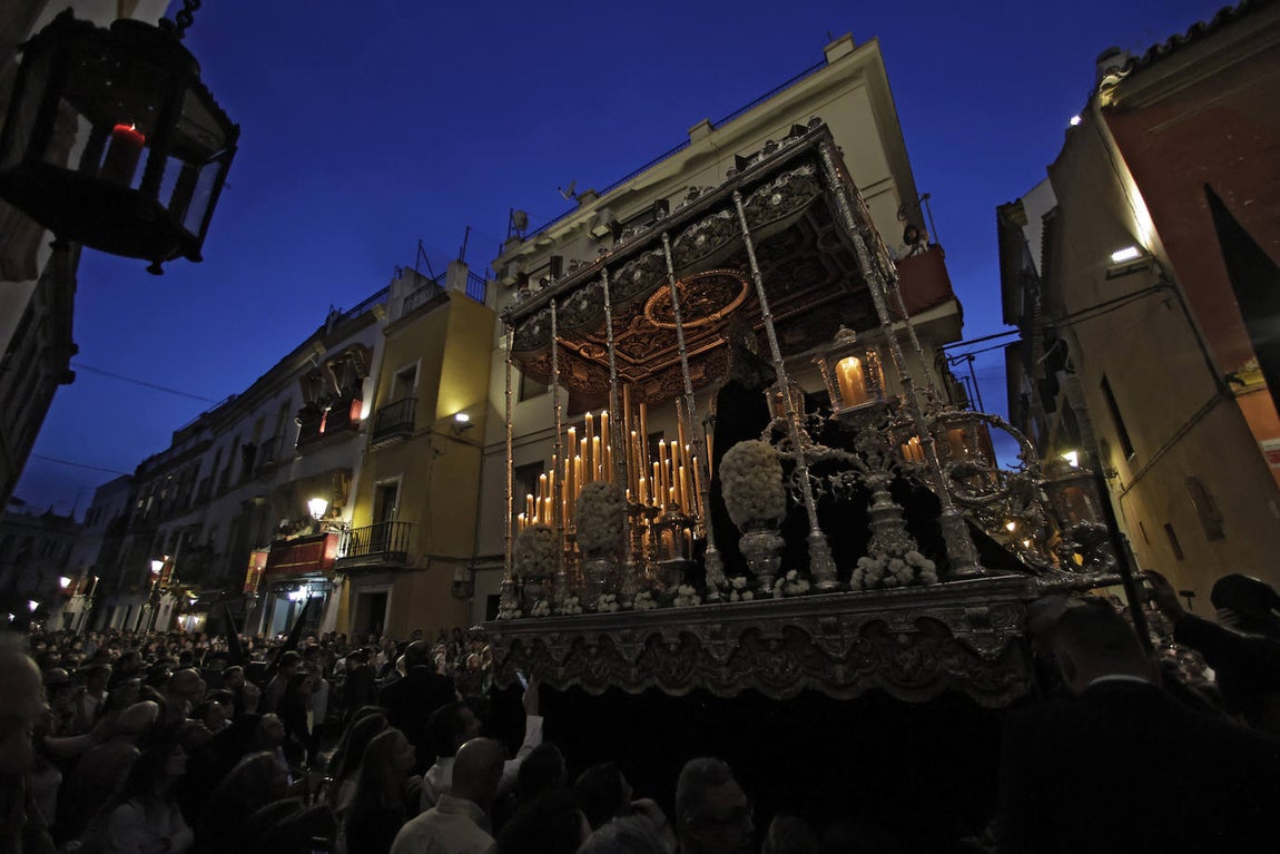 Imágenes de la Hermandad de Santa Cruz durante su estación de penitencia del Martes Santo