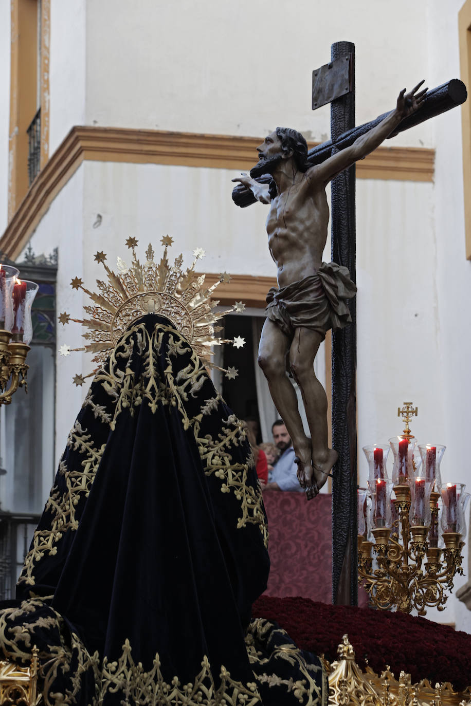Imágenes de la Hermandad de Santa Cruz durante su estación de penitencia del Martes Santo