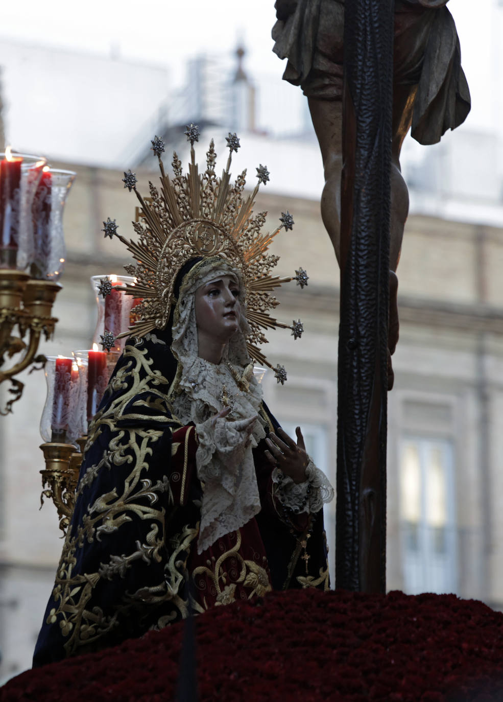 Imágenes de la Hermandad de Santa Cruz durante su estación de penitencia del Martes Santo