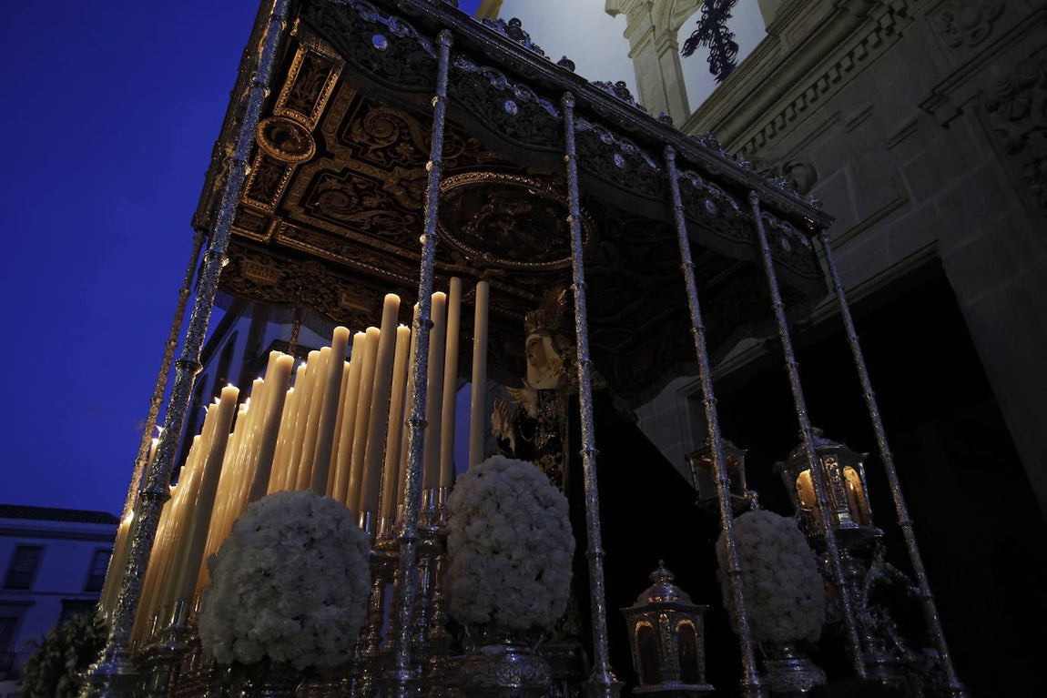 Imágenes de la Hermandad de Santa Cruz durante su estación de penitencia del Martes Santo