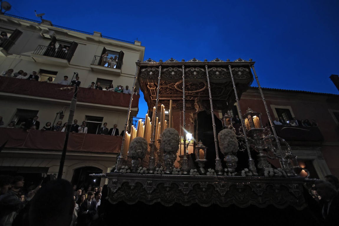 Imágenes de la Hermandad de Santa Cruz durante su estación de penitencia del Martes Santo
