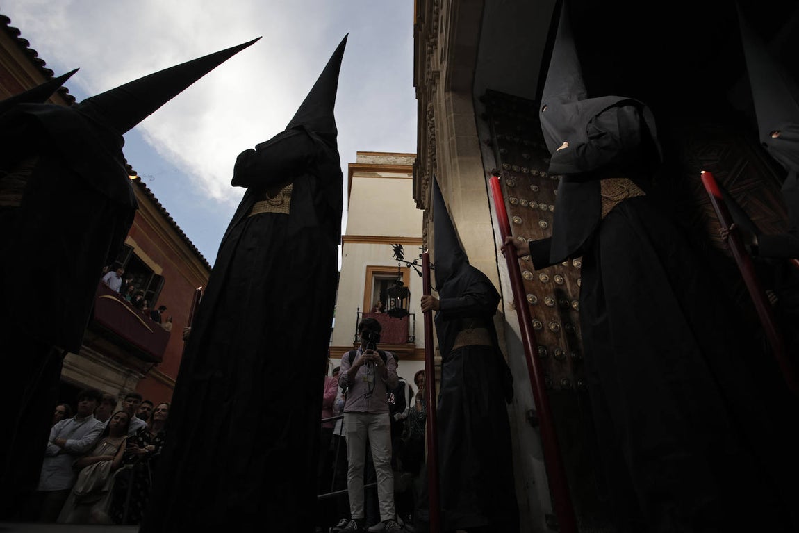 Imágenes de la Hermandad de Santa Cruz durante su estación de penitencia del Martes Santo