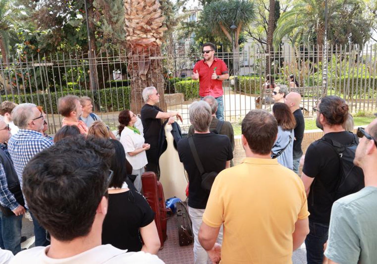 El Comité de Huelga informando a los músicos de la ROSS de la huelga de la semana pasada