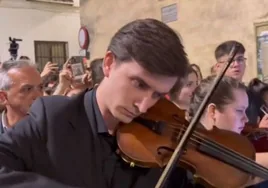 La sorprendente actuación de unos violinistas en la entrada de San Esteban este Martes Santo en Sevilla