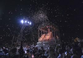 Así fue la lluvia de pétalos de los bomberos a la Virgen de los Dolores del Cerro en el puente de San Bernardo