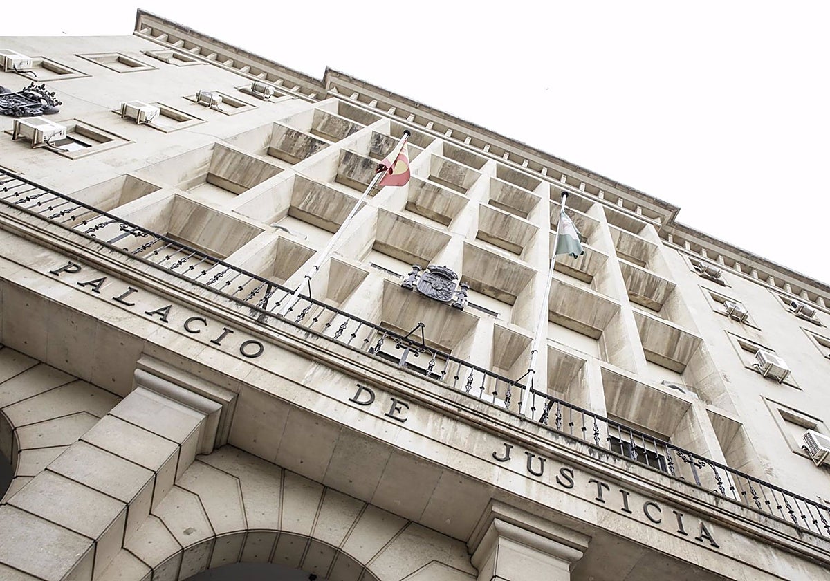 La Audiencia de Sevilla, donde han sido condenadas tres personas por robo en naves con material de hostelería