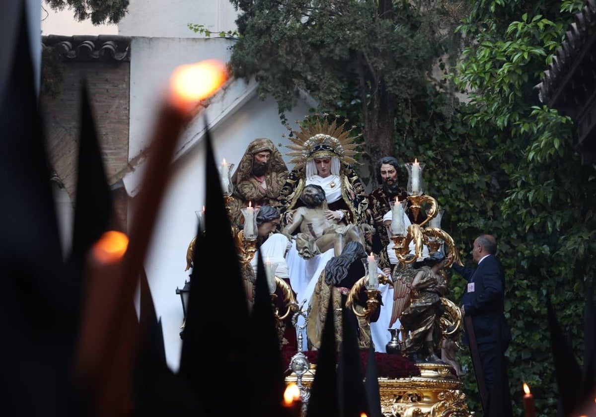 El paso de la hermandad de la Mortaja recibe los últimos retoques antes de salir el Viernes Santo