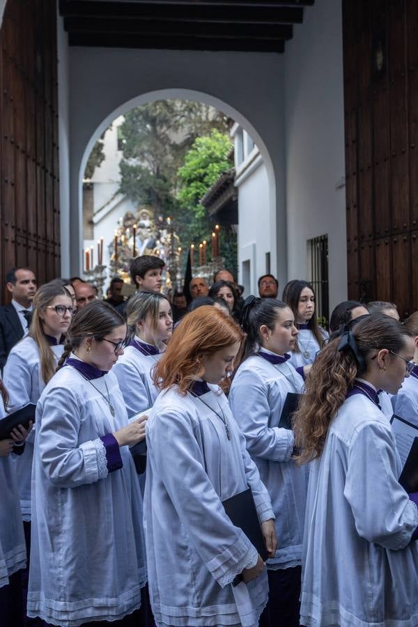 La hermandad de La Mortaje sale del antiguo convento de la Paz