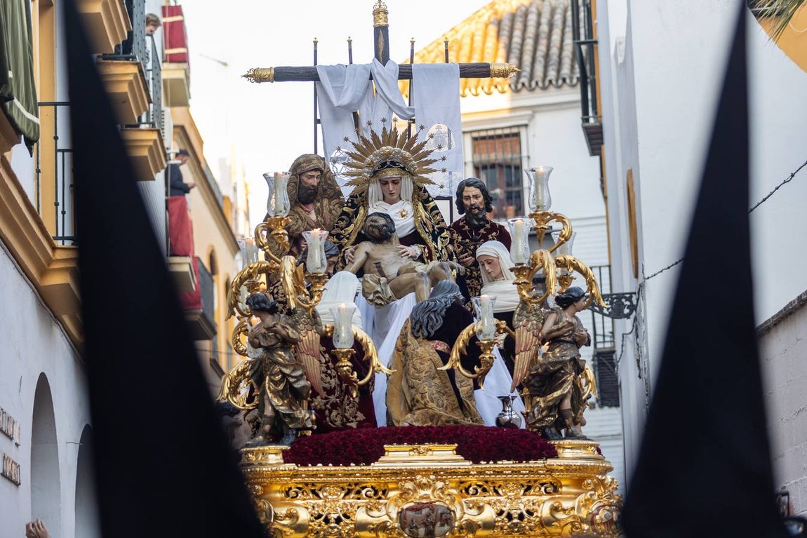La hermandad de La Mortaje sale del antiguo convento de la Paz