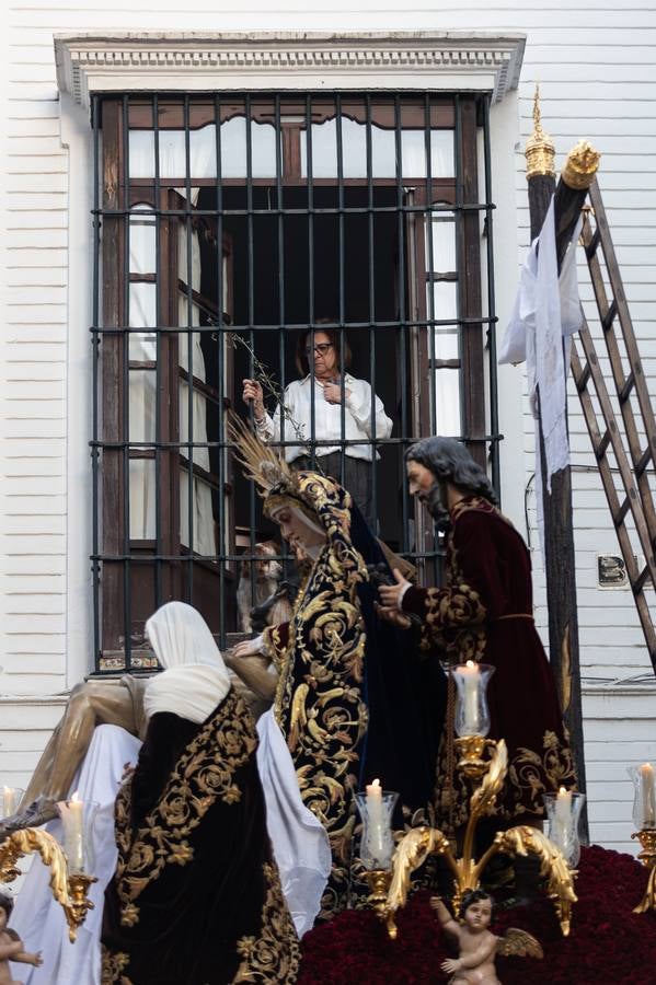 La hermandad de La Mortaje sale del antiguo convento de la Paz