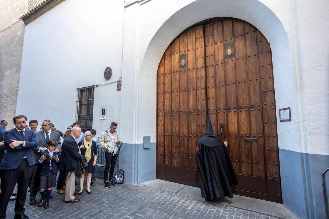La hermandad de La Mortaje sale del antiguo convento de la Paz