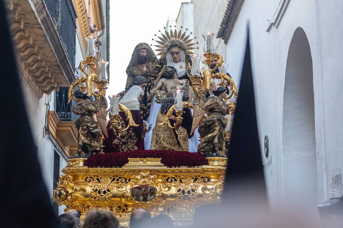 La hermandad de La Mortaje sale del antiguo convento de la Paz