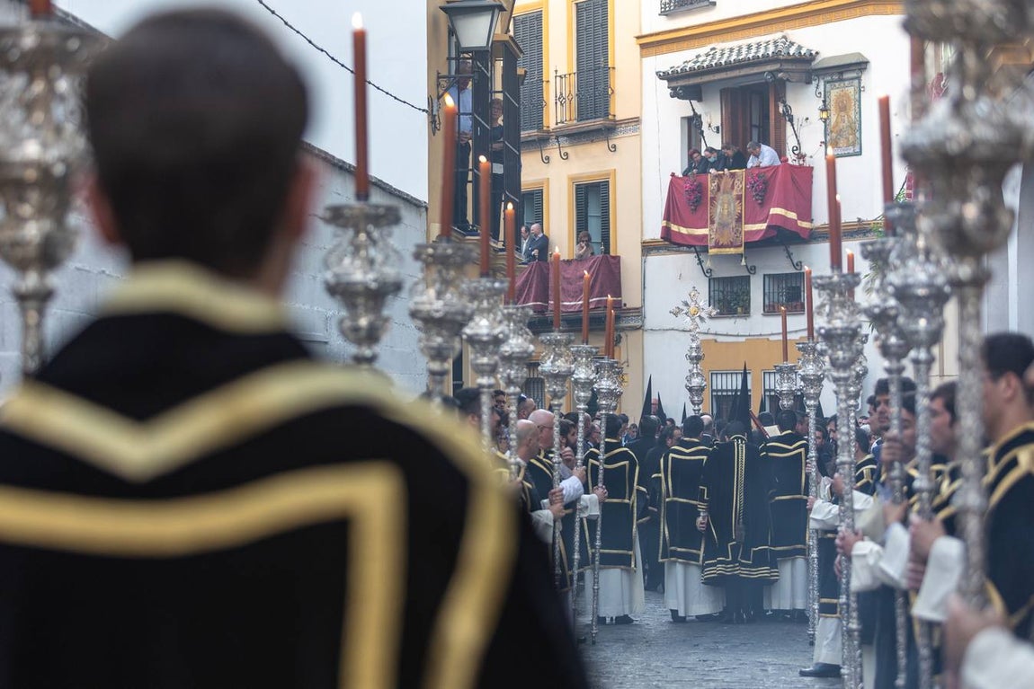 La hermandad de La Mortaje sale del antiguo convento de la Paz