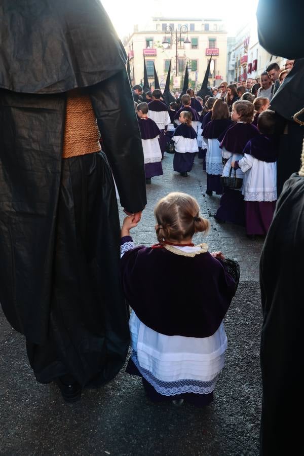 La hermandad de San Isidoro tras salir de su parroquia hacia la carrera oficial