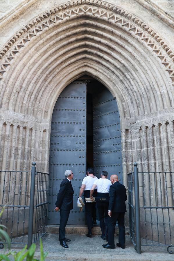 La hermandad de San Isidoro tras salir de su parroquia hacia la carrera oficial