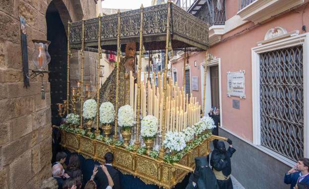 La angostura de la calle Luchana dificulta la salida de la Hermandad de las Tres Caídas