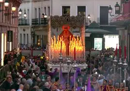 En vídeo: la entrada del palio de la Virgen de la O en la plaza de la Campana