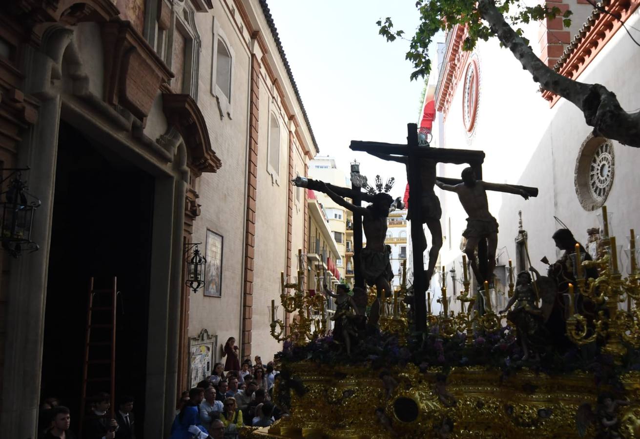 El entorno de la Magdalena ha vivido la salida consecutiva de tres pasos para el Santo Entierro Grande de 2023: Montserrat, Calvario y Quinta Angustia