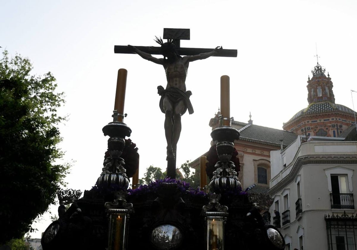 Histórica imagen del Cristo del Calvario saliendo de día por el Santo Entierro Grande de 2023