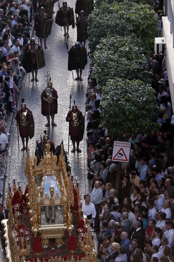 Los pasos que participan en el Santo Entierro Grande al principio de la Carrera Oficial en La Campana 