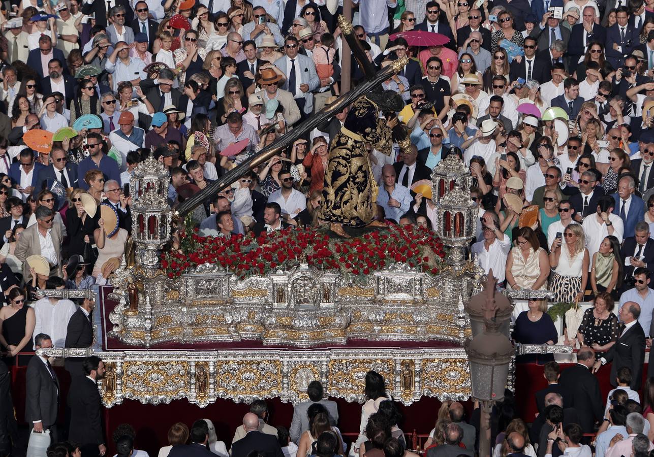 Los pasos que participan en el Santo Entierro Grande al principio de la Carrera Oficial en La Campana 