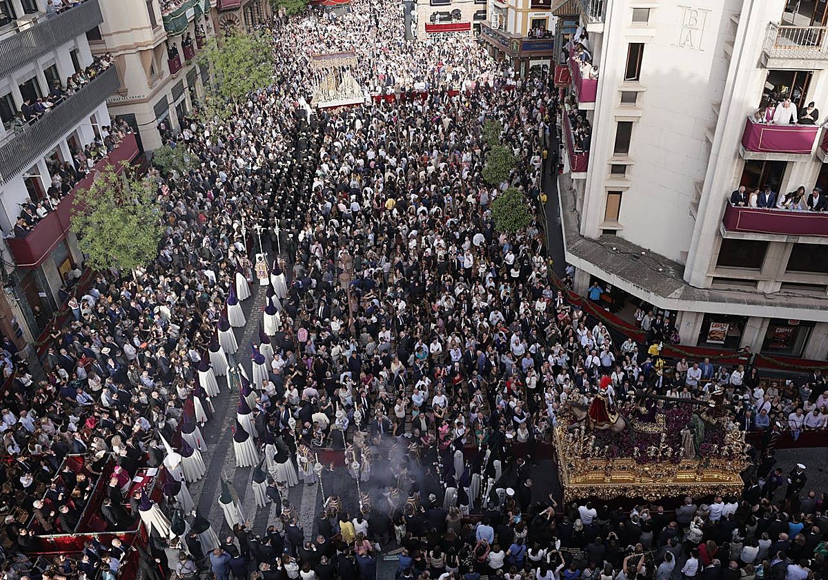 Los pasos que participan en el Santo Entierro Grande al principio de la Carrera Oficial en La Campana