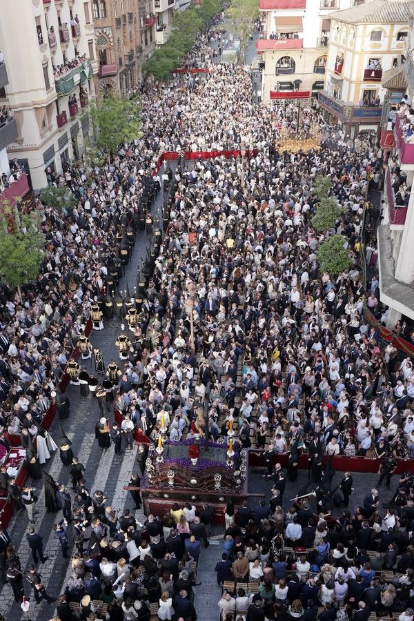 Los pasos que participan en el Santo Entierro Grande al principio de la Carrera Oficial en La Campana 