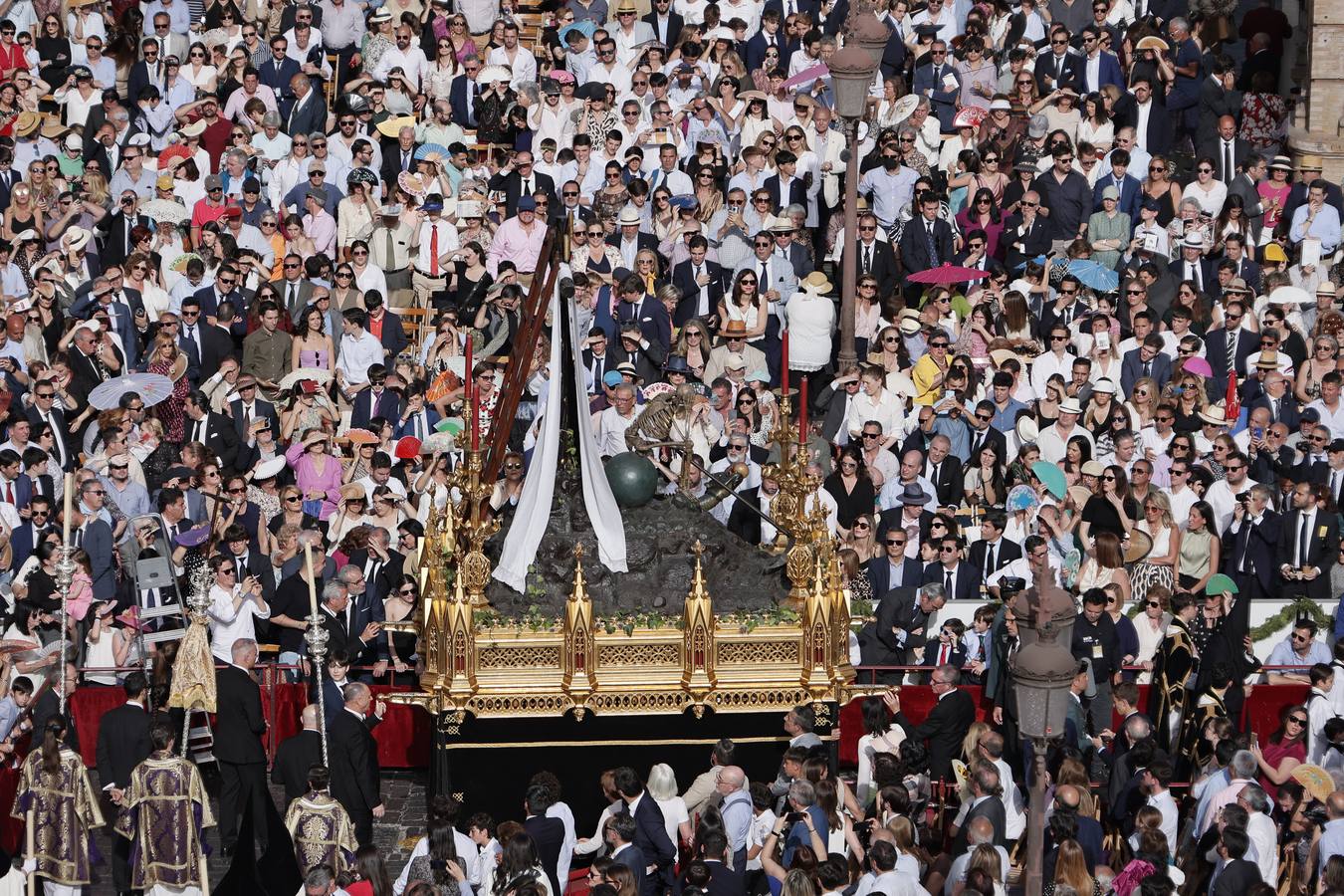 Los pasos que participan en el Santo Entierro Grande al principio de la Carrera Oficial en La Campana 