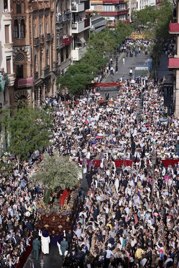 Los pasos que participan en el Santo Entierro Grande al principio de la Carrera Oficial en La Campana 