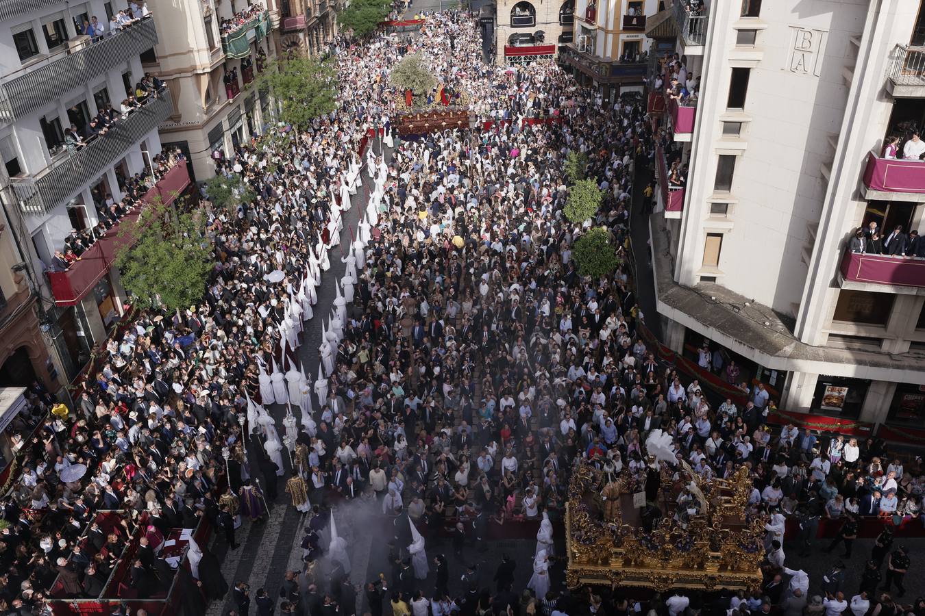 Los pasos que participan en el Santo Entierro Grande al principio de la Carrera Oficial en La Campana 