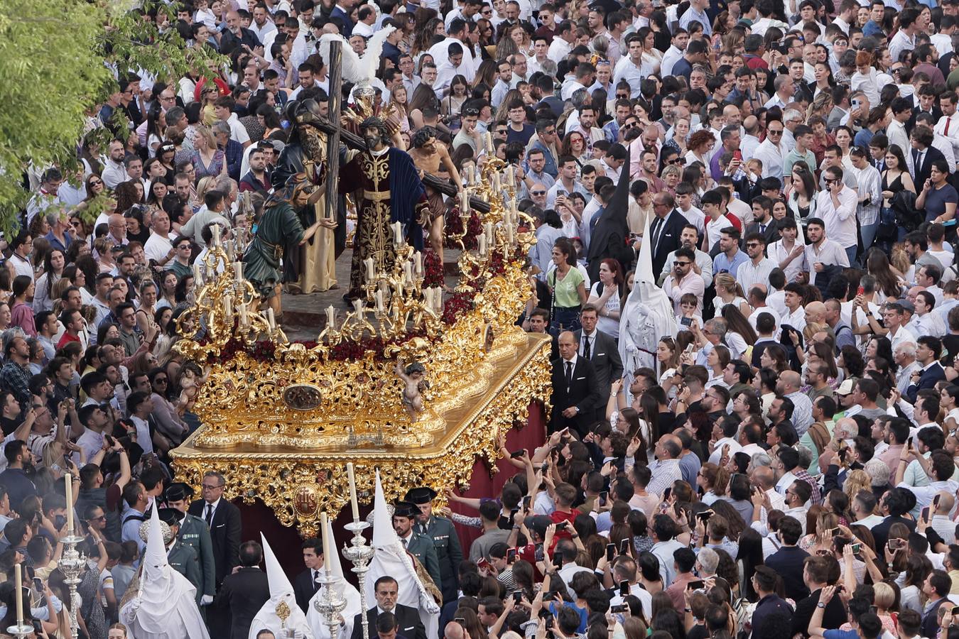 Los pasos que participan en el Santo Entierro Grande al principio de la Carrera Oficial en La Campana 
