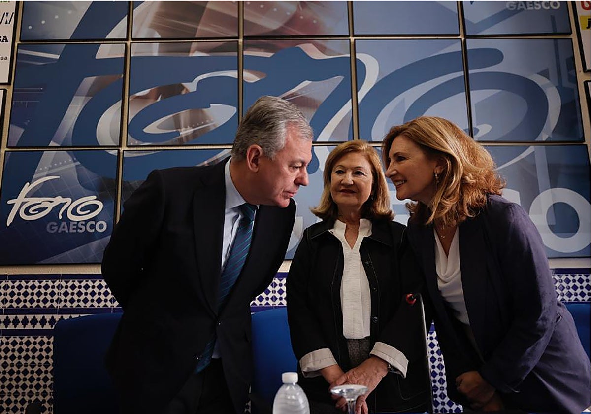 El candidato del PP, José Luis Sanz, y a la derecha, la secretaria general de Vivienda, Alicia Martínez