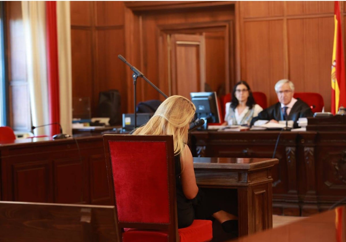 La acusada, sentada en el banquillo, este martes en la Audiencia de Sevilla
