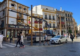 Comienza el montaje de los toldos del Centro de Sevilla por la Plaza de la Campana