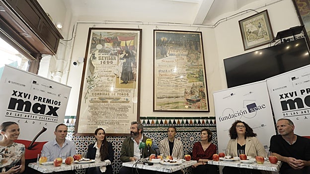 Los candidatos a los Premios Max 2023, de izquierda a derecha, Vanesa Aibar, Alberto Conejero, Rafaela Carrasco, el director de la SGAE en Andalucía, José Lucas Chaves, Israel Galván, Isabel Vázquez, Elena Carrascal y José Antonio Pascual