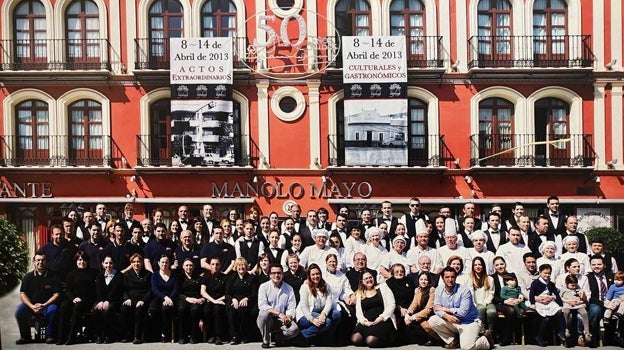 Trabajadores y familiares del restaurante Manolo Mayo de Los Palacios y Villafranca