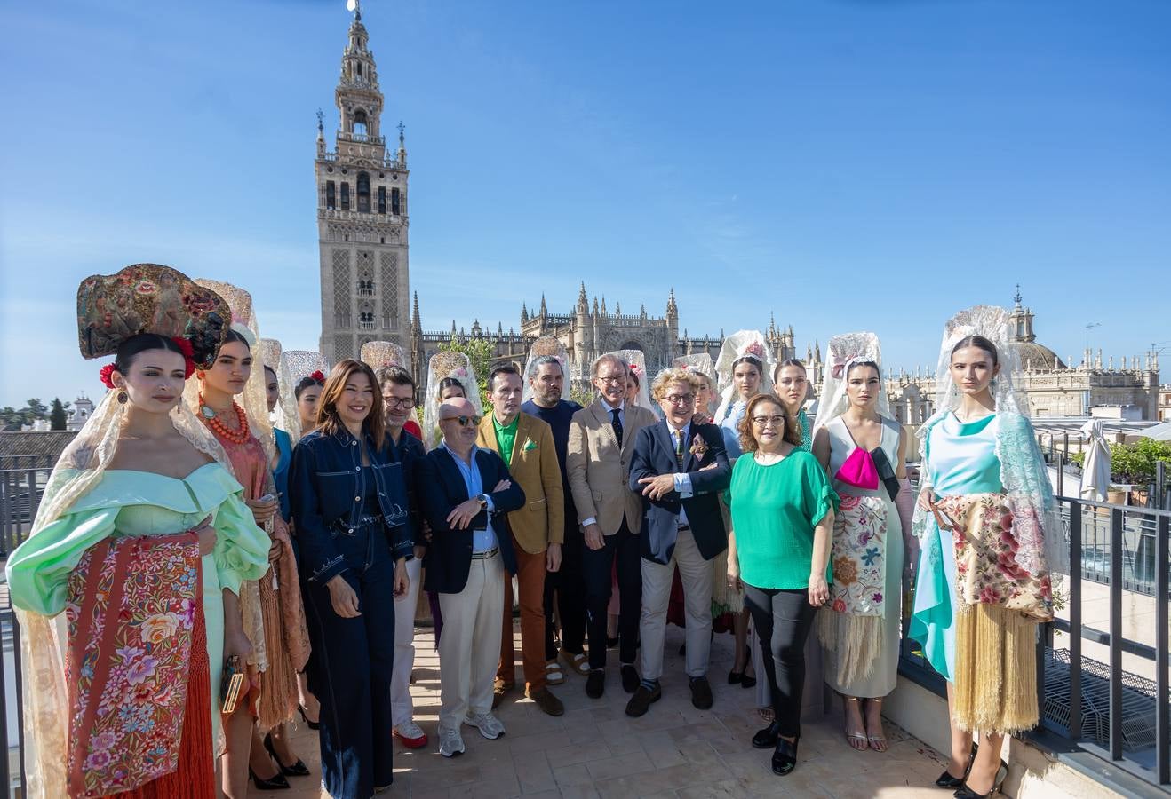 Unas jóvenes con mantilla blanca posan con la Giralda al fondo en la jornada de la Mantilla blanca