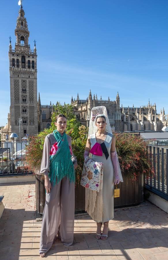 Unas jóvenes con mantilla blanca posan con la Giralda al fondo en la jornada de la Mantilla blanca