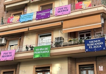 ¿Por qué está la calle Asunción adornada con letras de sevillanas?