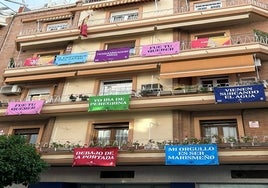 ¿Por qué está la calle Asunción adornada con letras de sevillanas?