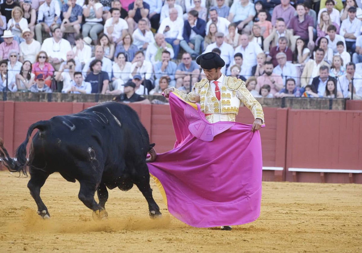 José Ruiz Muñoz, en la corrida del dieciséis de abril de 2023 en la Plaza de Toros de Sevilla