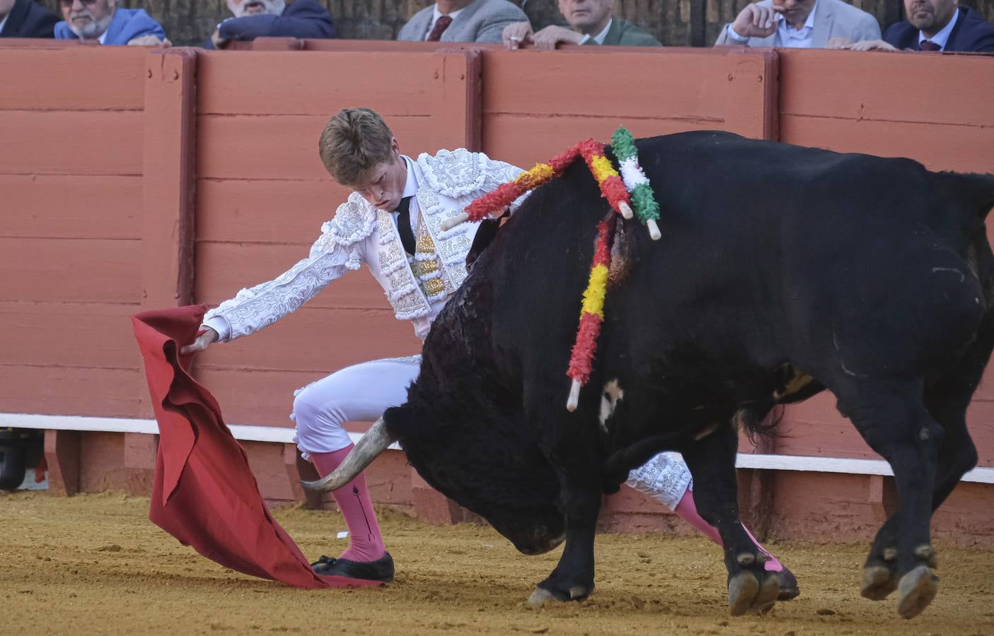 Borja Jiménez, en la corrida del dieciséis de abril de 2023 en la Plaza de Toros de Sevilla 