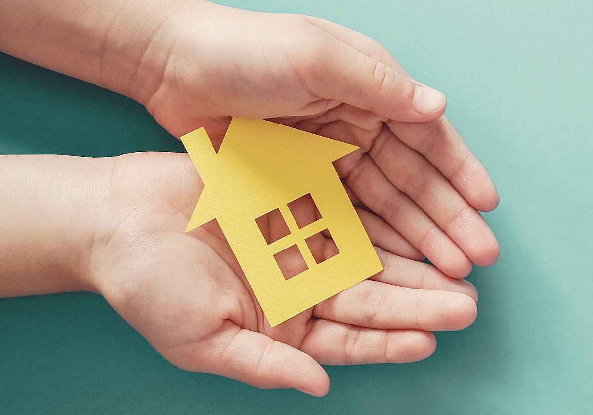 Fotografía de recurso de unas manos mostrando una casa de papel