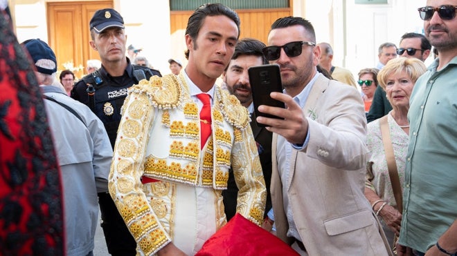 Llegada de los toreros a la Maestranza. En la imagen, José Ruiz Muñoz