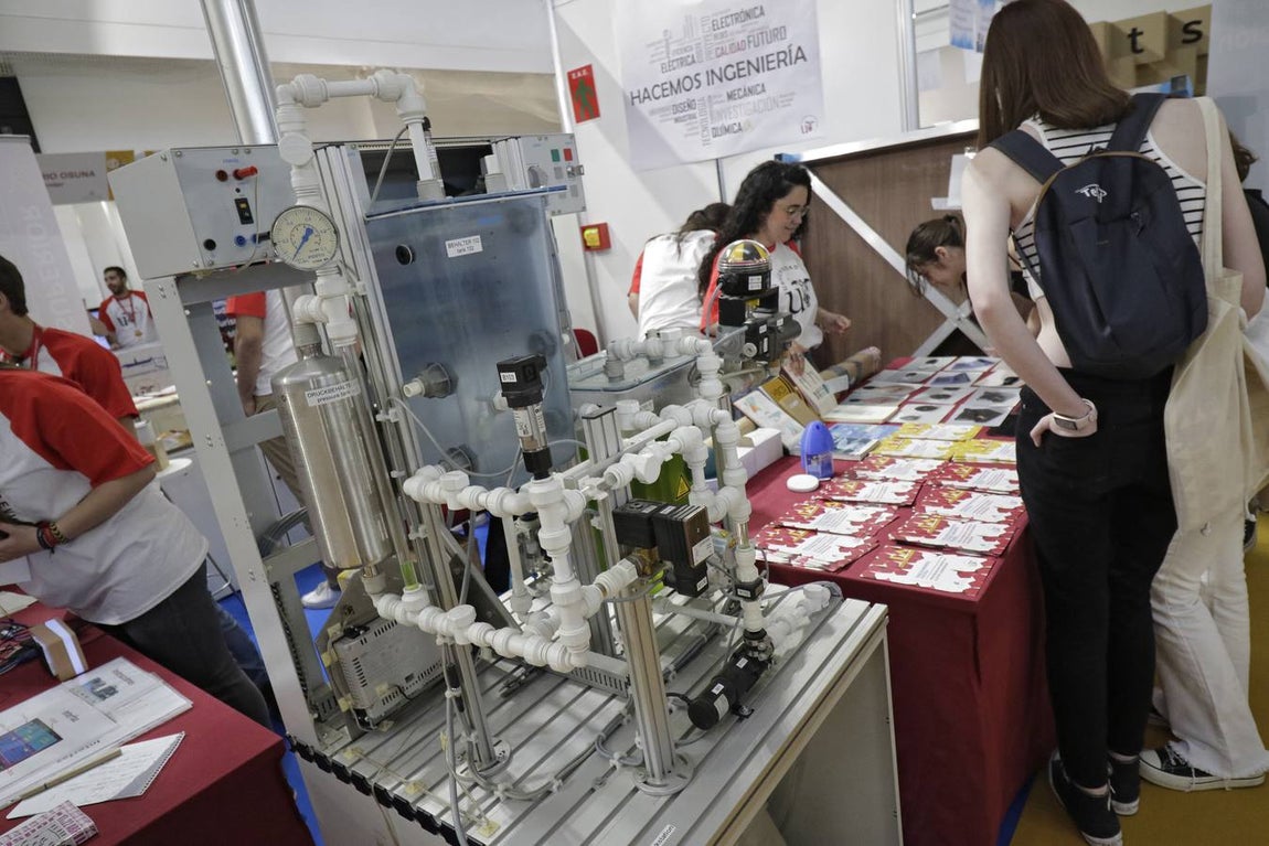 Los expositores se llenaron de jóvenes en el primer día de apertura del Salón del Estudiante